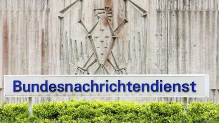 Der BND und Verfassungsschutz haben die Nutzung der Spähsoftware zwar eingeräumt, die massenhafte Weitergabe von Daten aber bestritten.