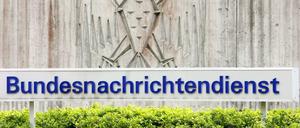 Der BND und Verfassungsschutz haben die Nutzung der Spähsoftware zwar eingeräumt, die massenhafte Weitergabe von Daten aber bestritten.
