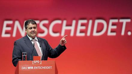 SPD-Chef Sigmar Gabriel kritisiert Merkel für ihre zaghafte Reaktion auf die Spionageaffäre und fordert den Aufbau europäischer 