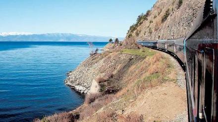 Tolle Aussicht. Der Sonderzug „Zarengold“ passiert auf der Strecke der Transsibirischen Eisenbahn den Baikalsee. Foto: dpa