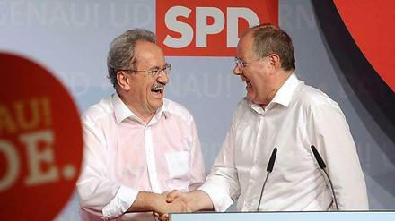 Klitschnass, aber immer noch optimistisch: Christian Ude und sein Wahlhelfer Peer Steinbrück.