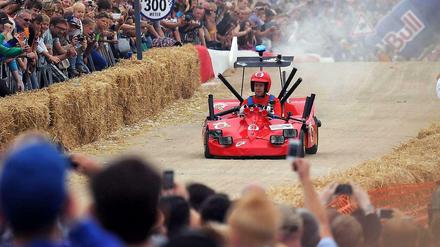 So schlecht steht es um die Teams in der Formel 1 noch nicht: Sebastian Vettel bei einem Seifenkistenrennen im nordrhein-westfälischen Herten.