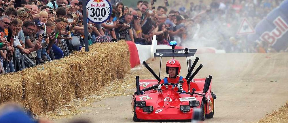 So schlecht steht es um die Teams in der Formel 1 noch nicht: Sebastian Vettel bei einem Seifenkistenrennen im nordrhein-westfälischen Herten.