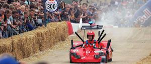 So schlecht steht es um die Teams in der Formel 1 noch nicht: Sebastian Vettel bei einem Seifenkistenrennen im nordrhein-westfälischen Herten.