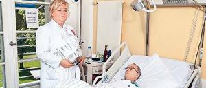 Drei Wochen Koma. Bernd Hintze mit Oberfeldärztin Karin Dey.