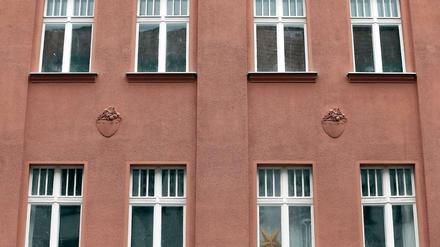 Neue Wohnungen sollen in Emmauskirchhof in Neukölln (200 Wohnungen), im Umfeld des Bahnhofs Südkreuz (800 Wohnungen) sowie am Betriebsbahnhof Schöneweide und an der Karower Chaussee in Buch entstehen.