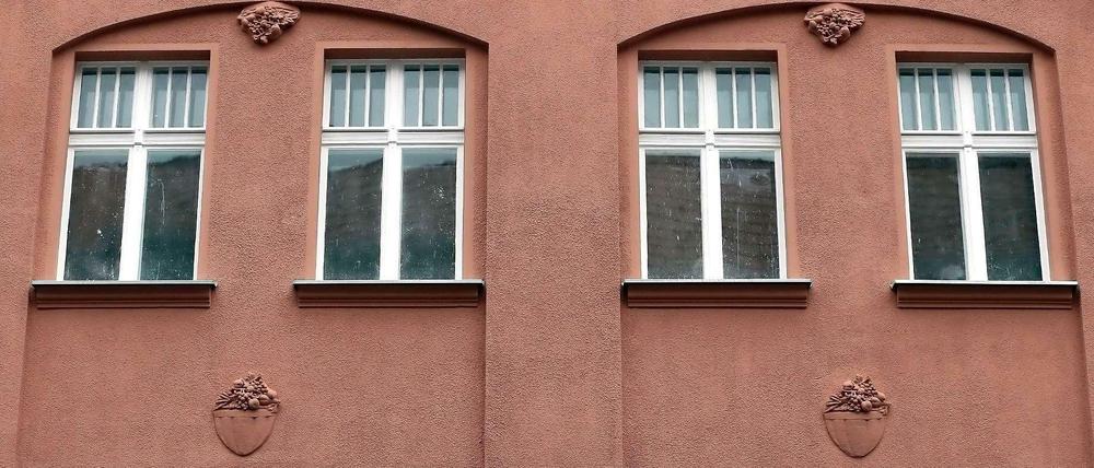 Neue Wohnungen sollen in Emmauskirchhof in Neukölln (200 Wohnungen), im Umfeld des Bahnhofs Südkreuz (800 Wohnungen) sowie am Betriebsbahnhof Schöneweide und an der Karower Chaussee in Buch entstehen.