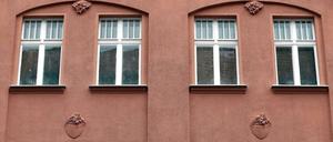 Neue Wohnungen sollen in Emmauskirchhof in Neukölln (200 Wohnungen), im Umfeld des Bahnhofs Südkreuz (800 Wohnungen) sowie am Betriebsbahnhof Schöneweide und an der Karower Chaussee in Buch entstehen.