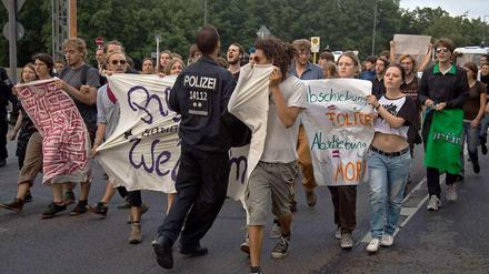 Protest gegen Abschiebungen am Flughafen Berlin-Tegel