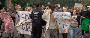 Protest gegen Abschiebungen am Flughafen Berlin-Tegel