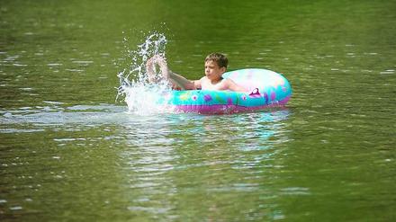 Das hilft bei der Hitze wohl am besten: viel Wasser. Von außen und innen.