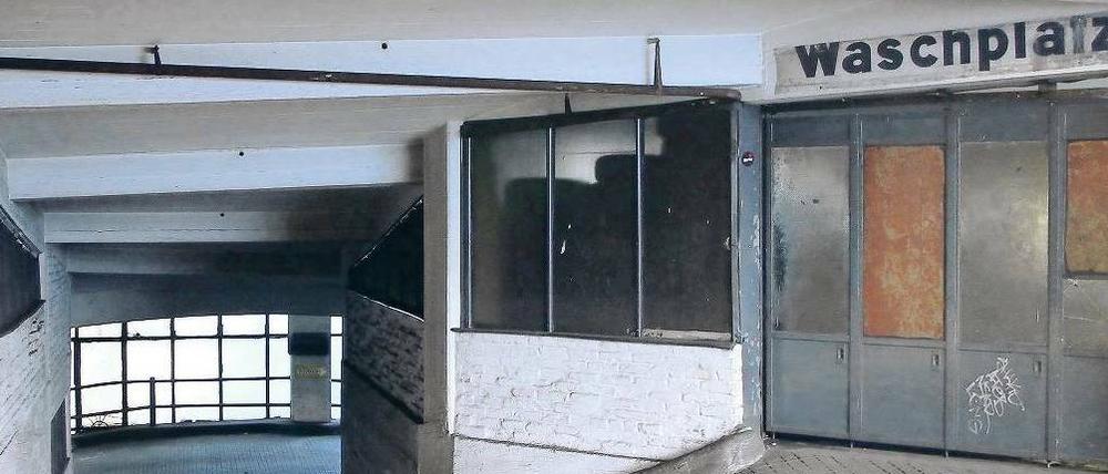 Die Hochgarage in der Kantstraße 126/127, entstanden in der Frühzeit des Automobilismus, eröffnete im Oktober 1930. Bis heute ist sie nahezu unverändert erhalten – einschließlich der doppelgängigen Wendelrampe. 