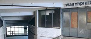 Die Hochgarage in der Kantstraße 126/127, entstanden in der Frühzeit des Automobilismus, eröffnete im Oktober 1930. Bis heute ist sie nahezu unverändert erhalten – einschließlich der doppelgängigen Wendelrampe.