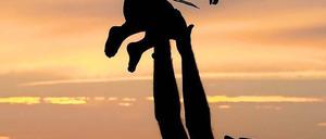 Qualitätszeit. Viele Väter wünschen sich mehr Zeit mit dem Nachwuchs. Und sie haben einen Rechtsanspruch auf die Elternzeit. Foto: dpa