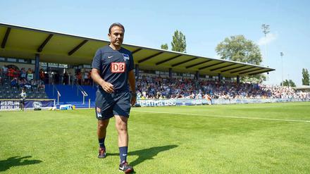 Hertha-Trainer Jos Luhukay weiß schon, wer auf dem Feld sein verlängerter Arm sein soll.