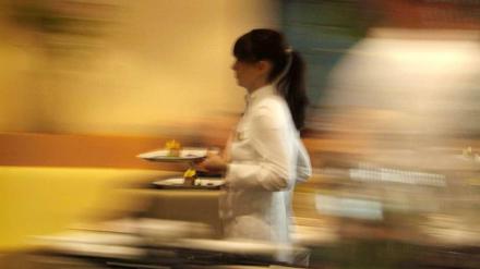 Mehr als sieben Millionen Menschen in Deutschland leben von Löhnen unterhalb der Niedriglohnschwelle von 9,54 Euro pro Stunde - viele Frauen sind darunter.