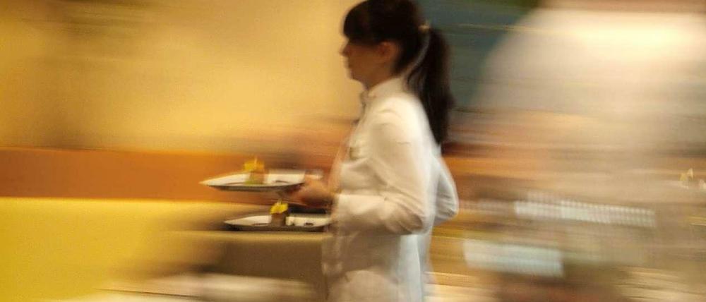 Mehr als sieben Millionen Menschen in Deutschland leben von Löhnen unterhalb der Niedriglohnschwelle von 9,54 Euro pro Stunde - viele Frauen sind darunter.