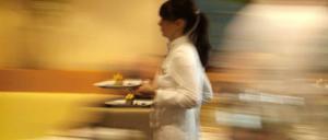Mehr als sieben Millionen Menschen in Deutschland leben von Löhnen unterhalb der Niedriglohnschwelle von 9,54 Euro pro Stunde - viele Frauen sind darunter.