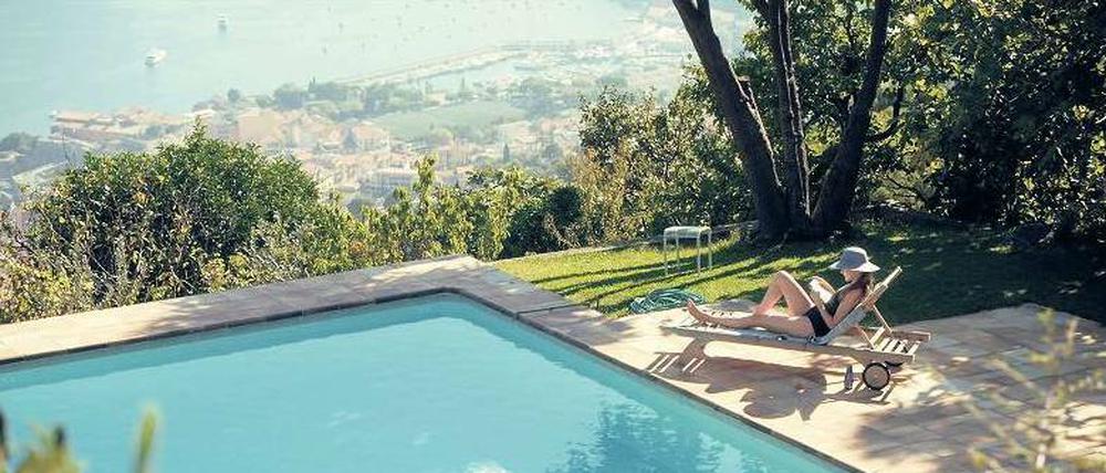 Über den Dächern bei Nizza. Merle (Anne Ratte-Polle) am Pool.