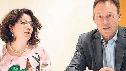Gegen rechts. Die Forscherin Karakasoglu und SPD-Parlamentsgeschäftsführer Oppermann stellen die Initiative vor. Foto: dpa