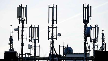 Funkstörung. Nach dem angekündigten Zusammenschluss von E-Plus und O2 prüft die Bundesnetzagentur die Zuteilung der GSM- und UMTS-Lizenzen.