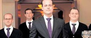 Schau hin! Es gibt keinen Krawattenzwang mehr in Berlins Sterne-Restaurants. Auch Boris Häbel vom Adlon auc seine Kleiderordnung geändert - Anzug statt Smoking. 