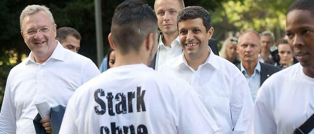 CDU-Innensenator Frank Henkel (li.) und SPD-Fraktionschef Raed Saleh (Mitte) auf Kiezstreife mit Jugendlichen. 