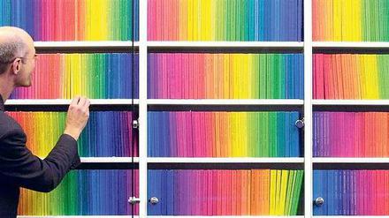 Leselust unter Regenbogen. Vor allem die „Edition Suhrkamp“ begründete ab 1963 den Ruf des Verlags als geistige Heimat der linken Intelligenz.