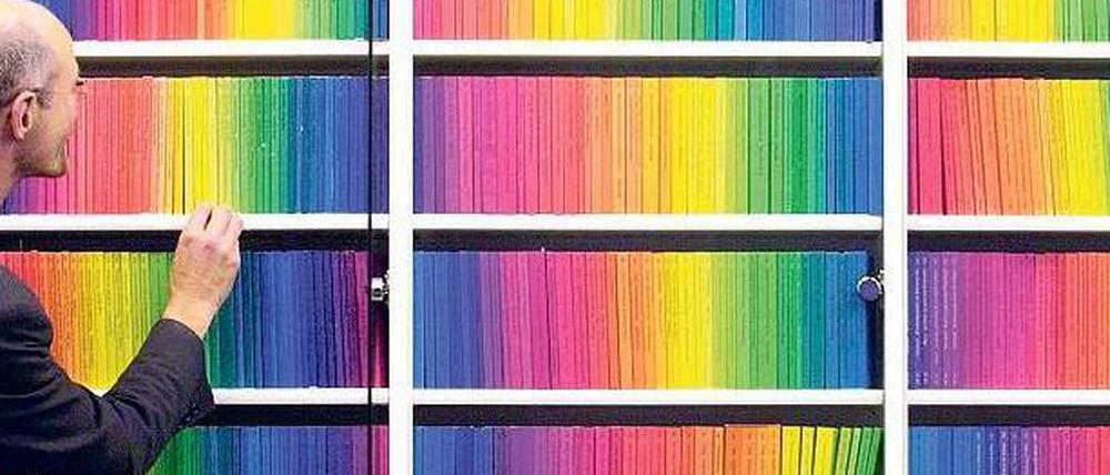 Leselust unter Regenbogen. Vor allem die „Edition Suhrkamp“ begründete ab 1963 den Ruf des Verlags als geistige Heimat der linken Intelligenz.
