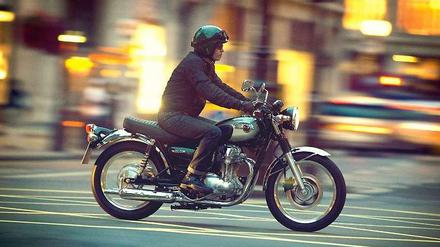 Zeitlos schön: Mit mehr Hubraum als der Vorgänger W650 kann die Kawasaki W800 neben hübscher Optik auch mit komfortabler Fortbewegung auftrumpfen.