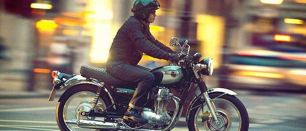 Zeitlos schön: Mit mehr Hubraum als der Vorgänger W650 kann die Kawasaki W800 neben hübscher Optik auch mit komfortabler Fortbewegung auftrumpfen.