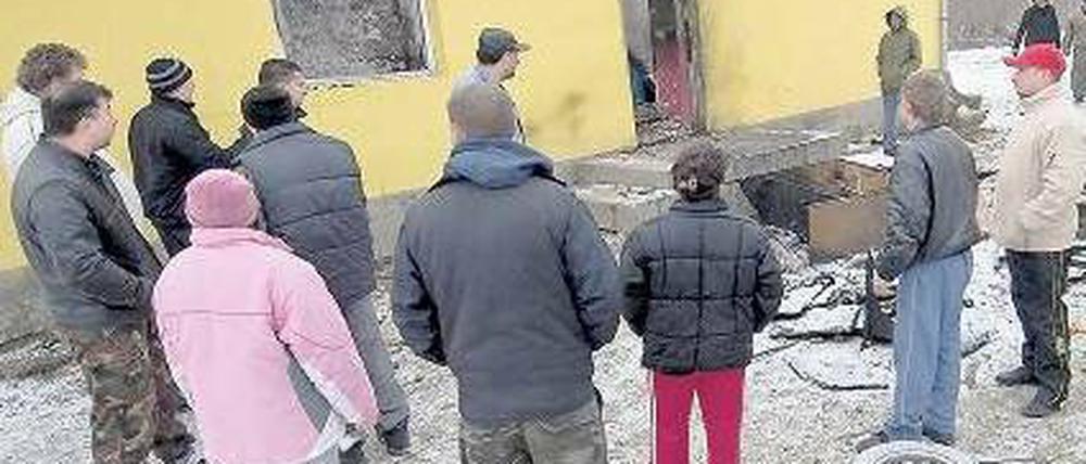 Im Feuer. Das Foto entstand 2009 nach dem Mord an einer Romafamilie. Foto: dpa