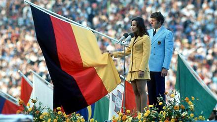 Die Leichtathletin Heidi Schüller spricht am 26.08.1972 für die im Münchner Olympiastadion versammelten Sportler den Olympischen Eid.