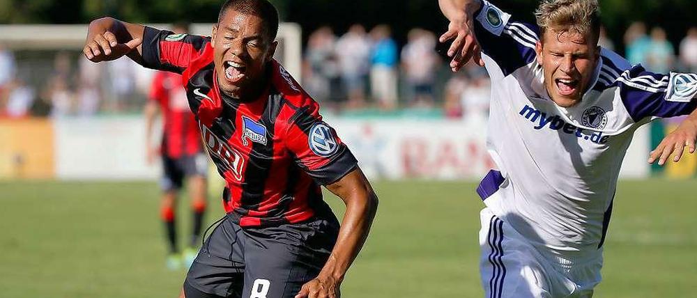 Mit vollem Einsatz auch in Liga eins: Herthas Marcel Ndjeng.