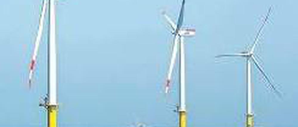 Drehpause. 15 Kilometer Seekabel fehlen noch, dann können die Windmühlen vor Borkum Strom liefern. Eine Pannenserie hat den Bau der Leitung bislang immer wieder verzögert. Foto: dpa