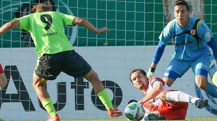 Neuzugang Sören Brandy kurz vor seinem Treffer zum 1:1 im Pokale gegen Jahn Regensburg.