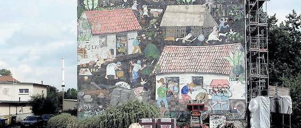 Indio-Dorf für Lichtenberg. „Nicaragua“ heißt die Fassaden-Malerei - hier noch im Original, anno 2004. Foto: Kai-Uwe Heinrich