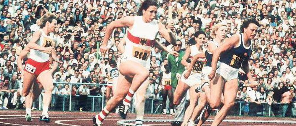 Ein Moment und viele Diskussionen. Heidemarie Rosendahl (Mitte) übernimmt beim olympischen Finale 1972 in München mit kleinem Vorsprung vor Renate Stecher (rechts) das Staffelholz und bringt den Vorsprung ins Ziel. Die DDR revanchierte sich zwei Jahre später bei der Fußball-WM mit dem Sparwasser-Tor.