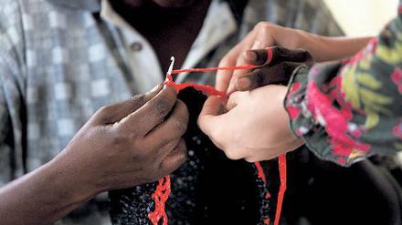Helfende Hände. Deutsch für Kinder in Südamerika, Brunnen bauen in Afrika, Kulturarbeit in Nordrumänien – für Praktika im Ausland gibt es zahlreiche Möglichkeiten und viele staatliche und private Vermittler. Die Teilnehmer, die etwas Sinnvolles leisten wollen, lernen dabei fürs Leben. Foto: Reuters