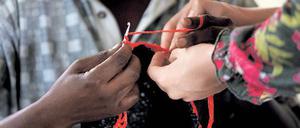 Helfende Hände. Deutsch für Kinder in Südamerika, Brunnen bauen in Afrika, Kulturarbeit in Nordrumänien – für Praktika im Ausland gibt es zahlreiche Möglichkeiten und viele staatliche und private Vermittler. Die Teilnehmer, die etwas Sinnvolles leisten wollen, lernen dabei fürs Leben. Foto: Reuters