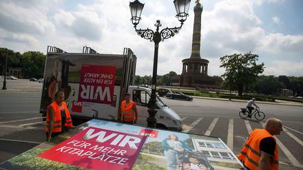 Deja-vu. Manche Plakate haben die Anmutung früherer Zeiten. Auch manche Parole klingt vertraut. Eine wichtige Funktion ist der Wiedererkennungseffekt.
