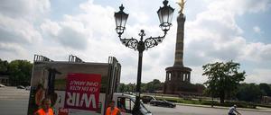 Deja-vu. Manche Plakate haben die Anmutung früherer Zeiten. Auch manche Parole klingt vertraut. Eine wichtige Funktion ist der Wiedererkennungseffekt.