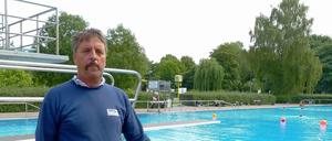 Cool am Pool. Martin Minkwitz beruhigt die hitzigen Gemüter im Sommerbad Neukölln.