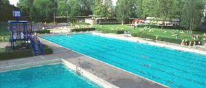 Sommerbad WilmersdorfÖffnungszeiten: 18.05.13 bis 31.05.13 täglich von 7:00 bis 19:00 Uhr; 01.06.13 bis 01.09.13 täglich von 7:00 bis 20:00 UhrEintrittspreise (normal/ermäßigt): 4,50€ / 2,80€