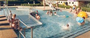 Sommerbad Staaken-WestÖffnungszeiten: 11.05.13 bis 14.06.13 täglich von 7:00 bis 19:00 Uhr; 15.06.13 bis 01.09.13 täglich von 7:00 bis 20:00 UhrEintrittspreise (normal/ermäßigt): 4€ / 2,50€
