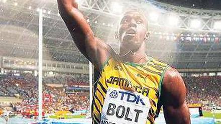 Im Regenschein. Usain Bolt jubelt nach seinem Triumph im Sprint. Foto: dpa