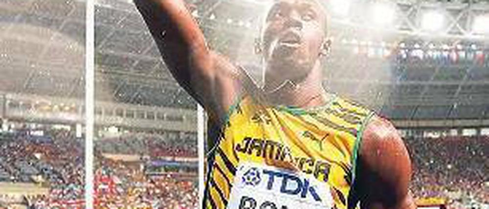 Im Regenschein. Usain Bolt jubelt nach seinem Triumph im Sprint. Foto: dpa