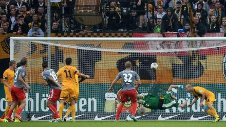 Für Union Tor 1, für Dynamo den Zonk. Sören Brandy (9) trifft zur Führung.