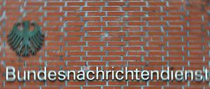 Die Affäre zieht immer weitere Kreise: Ist der BND indirekt an den umstrittenen US-Drohnenattacken beteiligt, in dem er Daten liefert?