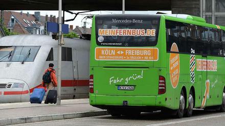 Schiene gegen Straße - lange stand die Bahn unter einem besonderen Schutz, doch seit Anfang 2013 spürt sie die wachsende Konkurrenz der Fernbusse.